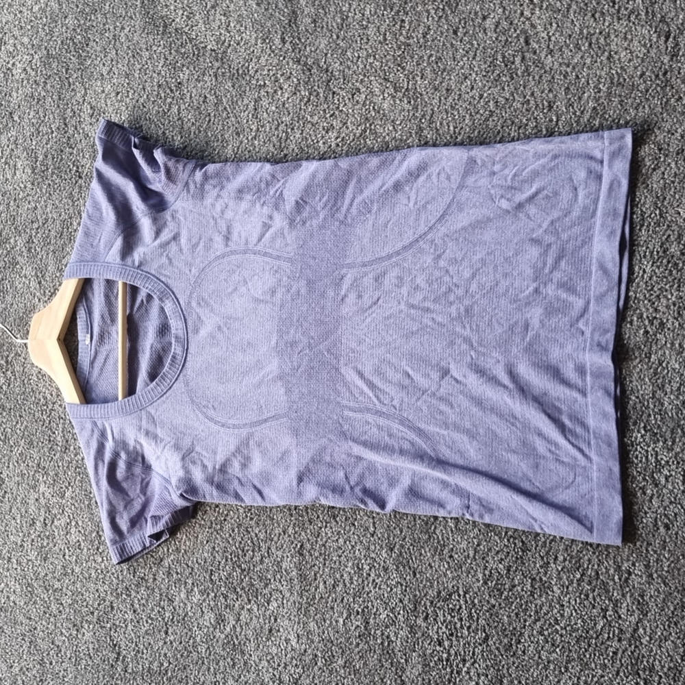 Purple lululemon tshirt - Picture 4 of 4